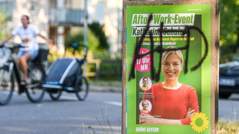 Beschädigtes Wahlplakat der bayerischen Grünen