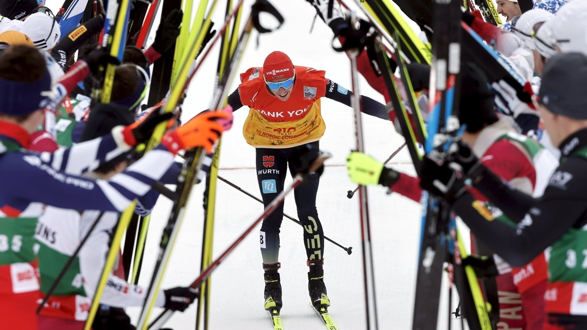 Eric Frenzel wird nach seinem letzten Rennen mit einem Spalier empfangen.