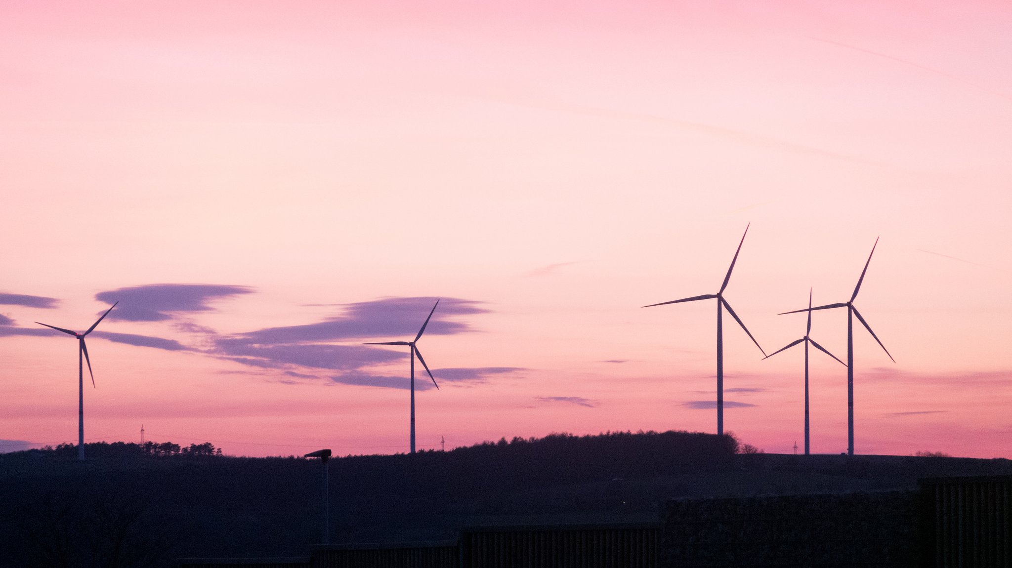 In den kommenden Jahren müssen zahlreiche Anlangen abgebaut werden; Ein Problem dabei: Die Rotorblätter - sie sind nur schwer zu recyclen