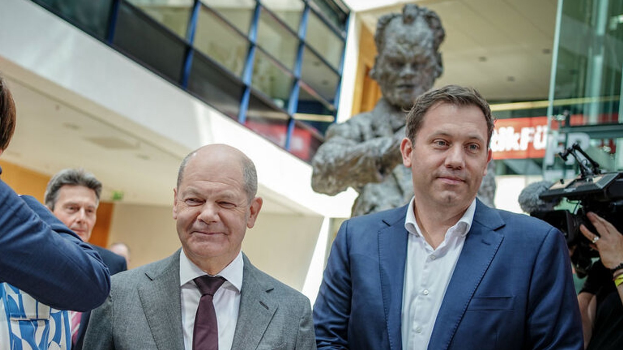 23.05.2023, Berlin: Bundeskanzler Olaf Scholz (SPD) und Lars Klingbeil, SPD-Bundesvorsitzender, nehmen an der Feier der SPD für ihr 160-jähriges Bestehen teil. Am 23. Mai 1863 gründete Ferdinand Lassalle im Leipziger Pantheon mit dem Allgemeinen Deutschen Arbeiterverein (ADAV) die erste überregional orientierte deutsche Arbeiterpartei. Sie war der der erste Vorläufer der SPD und der 23. Mai gilt deswegen als Geburtstag der heutigen Sozialdemokratischen Partei Deutschlands. Foto: Kay Nietfeld/dpa +++ dpa-Bildfunk +++