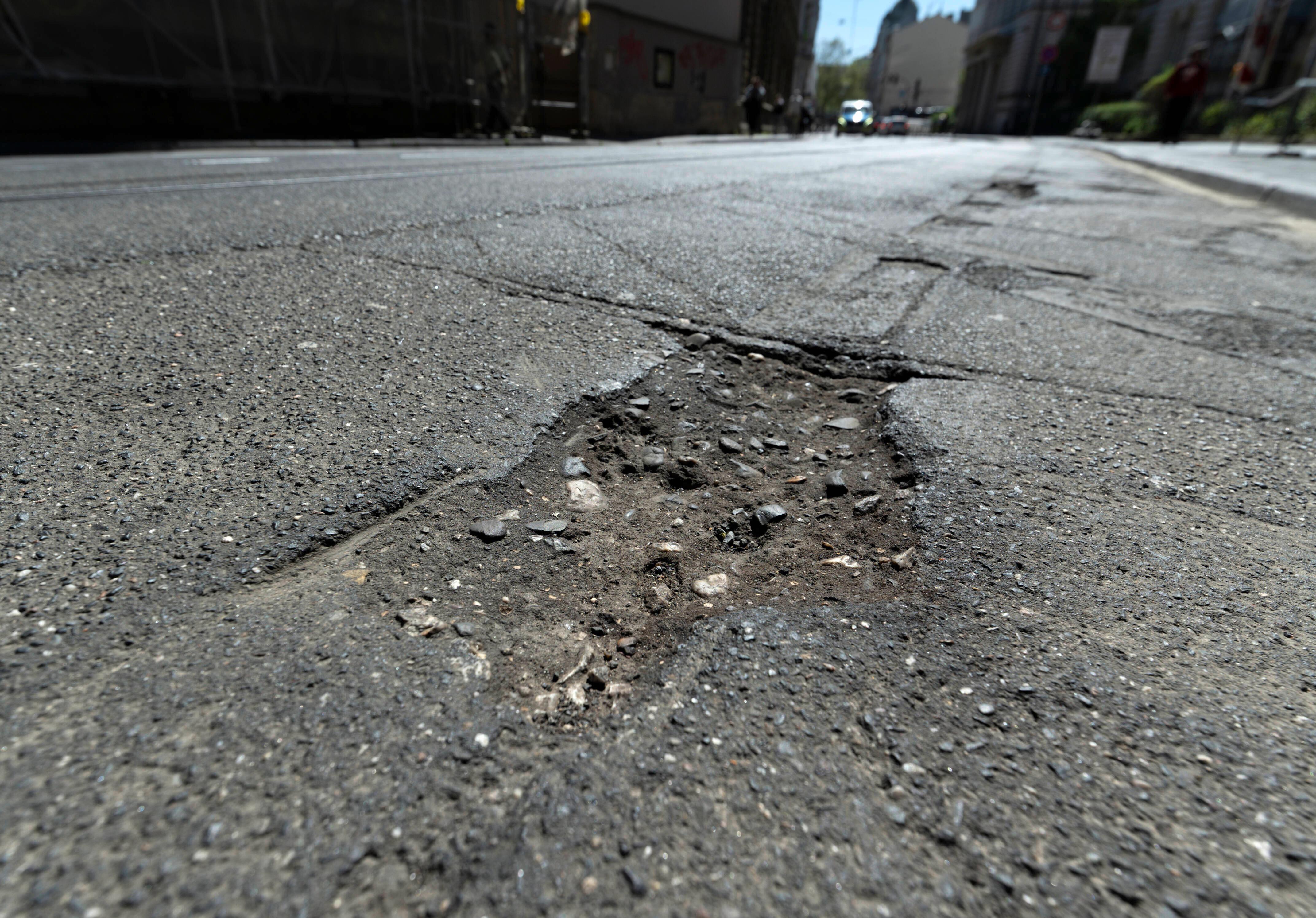(Symbolbild) Straßenschäden in Deutschland