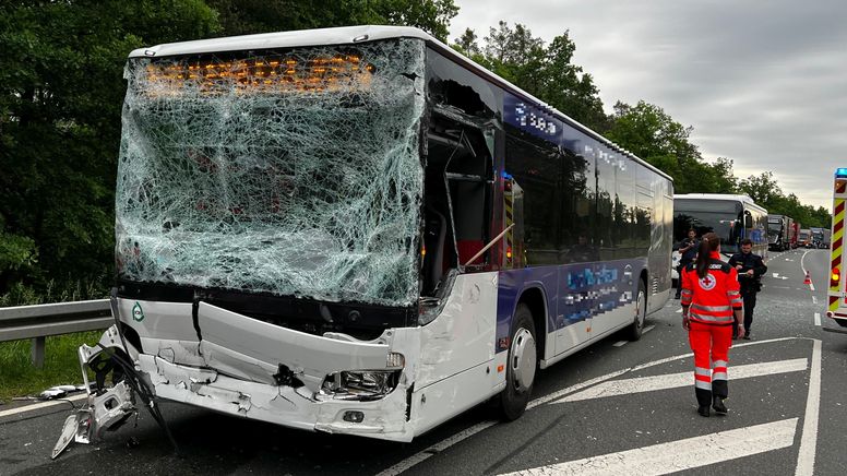 Vom Unfall beschädigter Schulbus steht auf der Straße. | Bild:News5/Merzbach