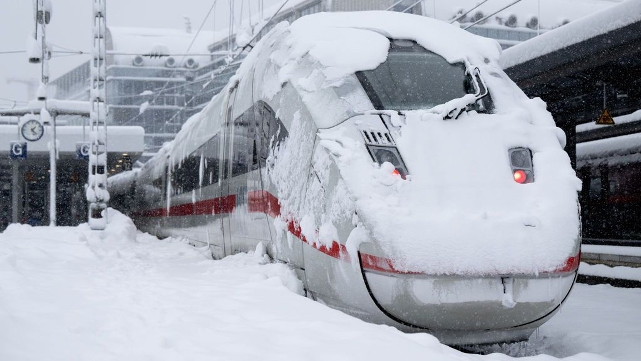 Ein ICE der Deutschen Bahn (DB) steht im Dezember 2023 auf einem verschneiten Gleis am Hauptbahnhof. Der Zugverkehr von und zum Hauptbahnhof war vorübergehend eingestellt worden. 