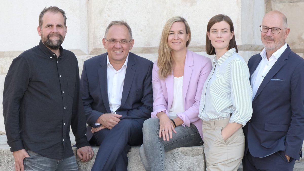 Das ARD-Korrespondent:innen-Team in Wien: (von links) Oliver Soos, Wolfgang Vichtl, Anna Tillack, Silke Hahne, Nikolaus Neumaier