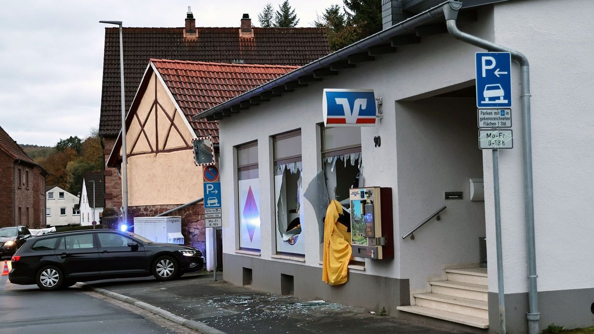 Nach der Wucht der Detonation ist die Zerstörung in der Volks- und Raiffeisenbank in Hausen (Lkr. Miltenberg) deutlich sichtbar.