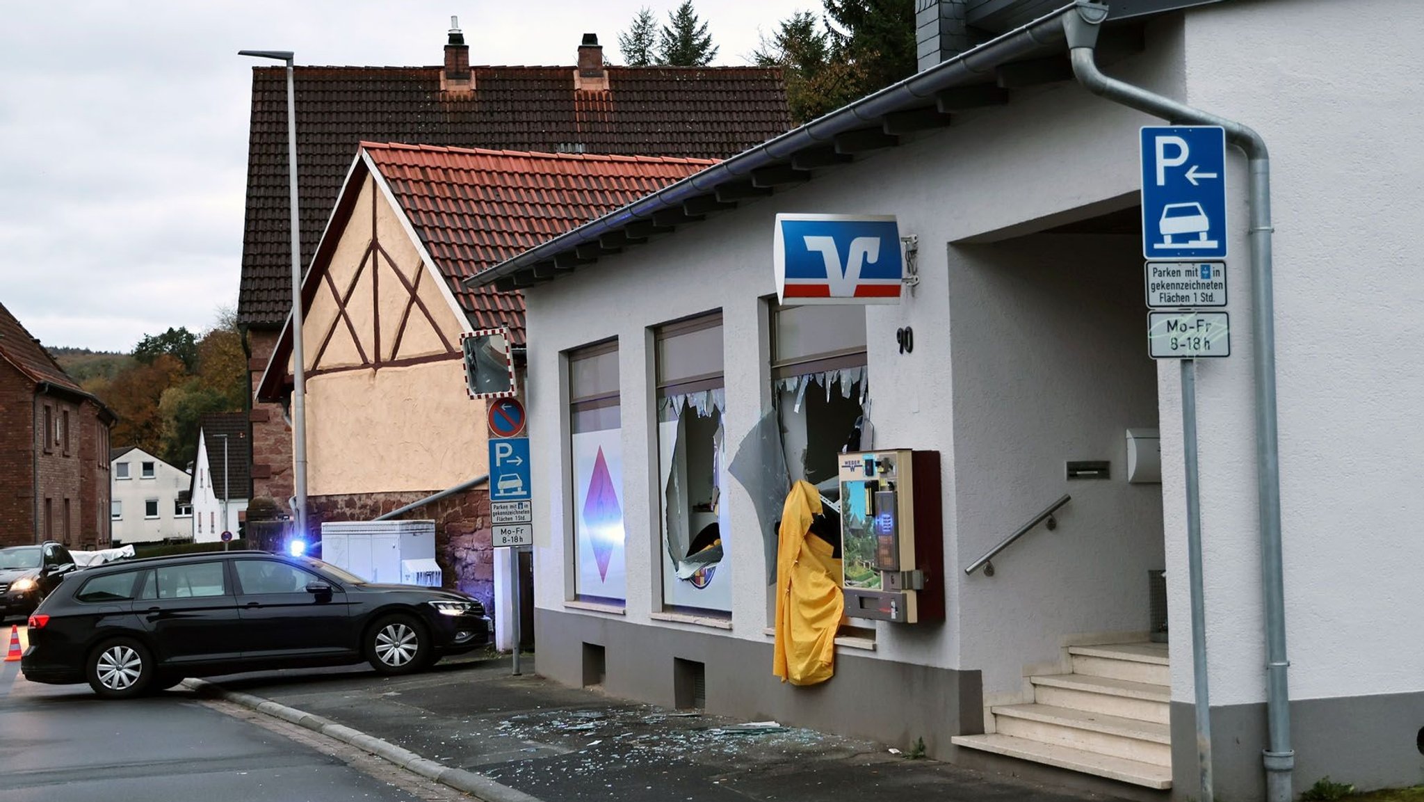 Nach der Wucht der Detonation ist die Zerstörung in der Volks- und Raiffeisenbank in Hausen (Lkr. Miltenberg) deutlich sichtbar.