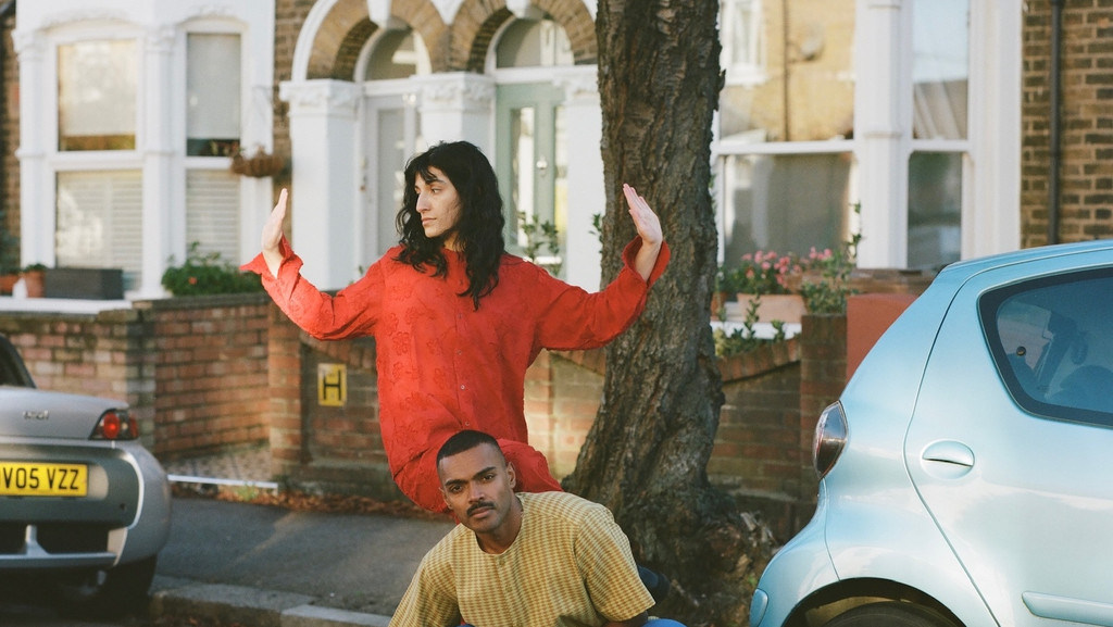 Moshtari Hilal (rot-orange) und Sinthujan Varatharajah (gelb) in London | Bild: Zain Ali Moshtari Hilal (rot-orange) und Sinthujan Varatharajah (gelb) in London