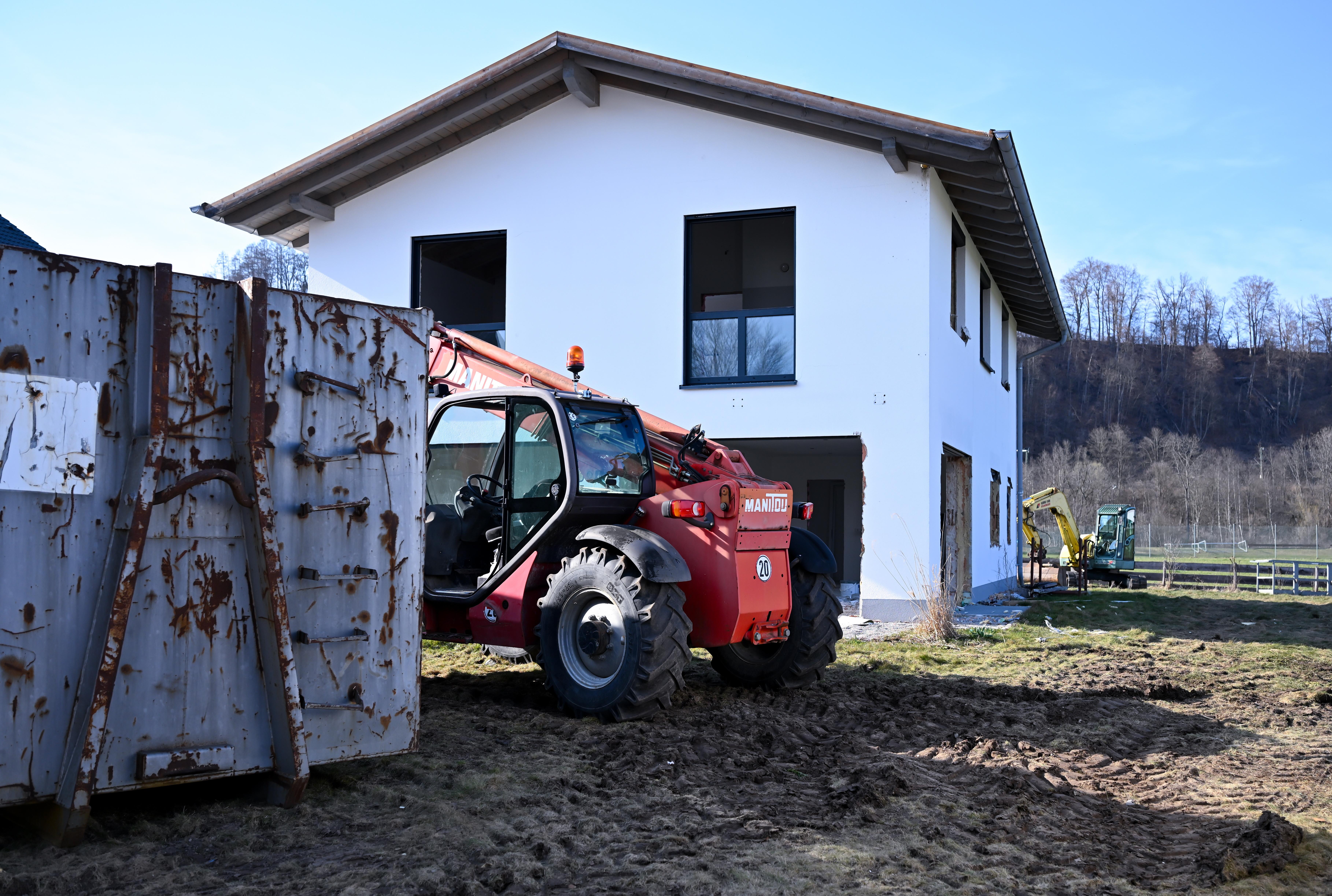 Die Schwarzbauten im Wolfratshausen werden jetzt abgerissen. 