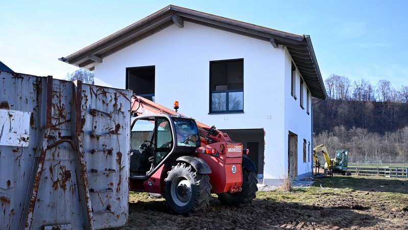 Die Schwarzbauten im Wolfratshausen werden jetzt abgerissen. | Bild: picture alliance/dpa | Sven Hoppe Die Schwarzbauten im Wolfratshausen werden jetzt abgerissen.