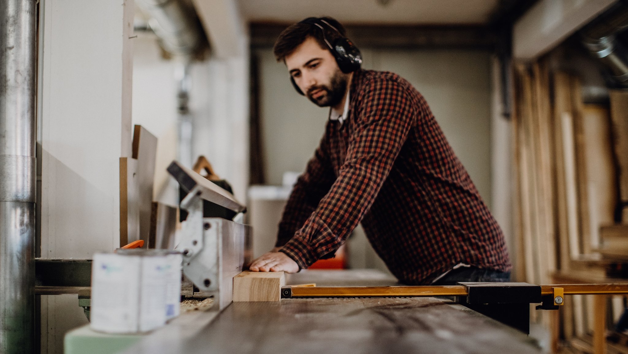 Ein Schreiner an einer Abrichthobelmaschine.