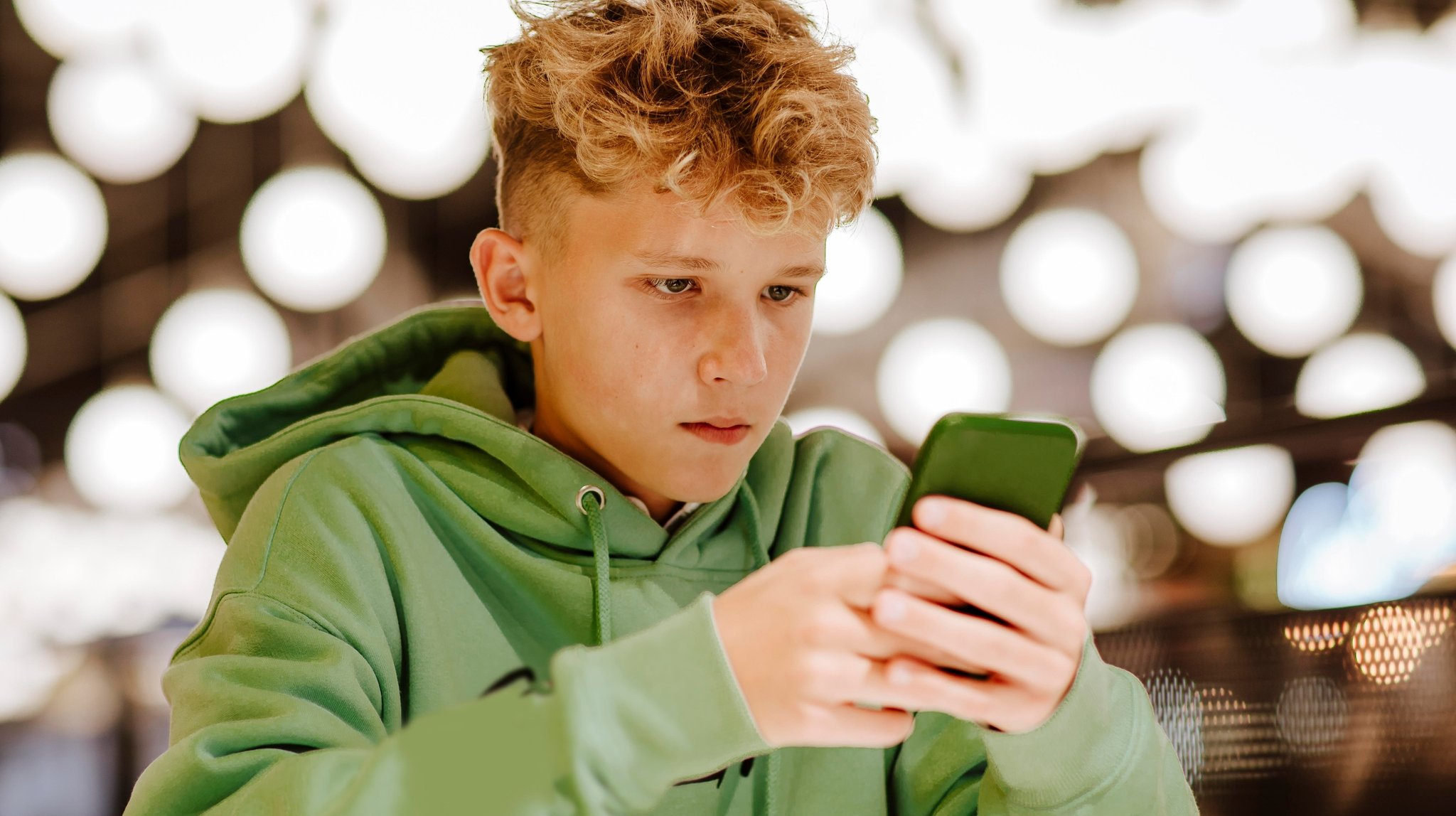 Teenager mit Smartphone in der Hand