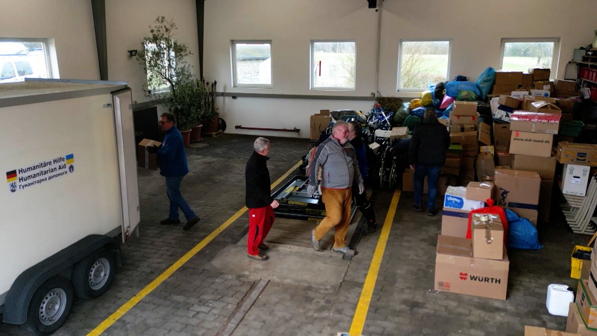 Helfer vom "Helferkreis Plankenfels" bereiten einen LKW mit Hilfsgütern vor.