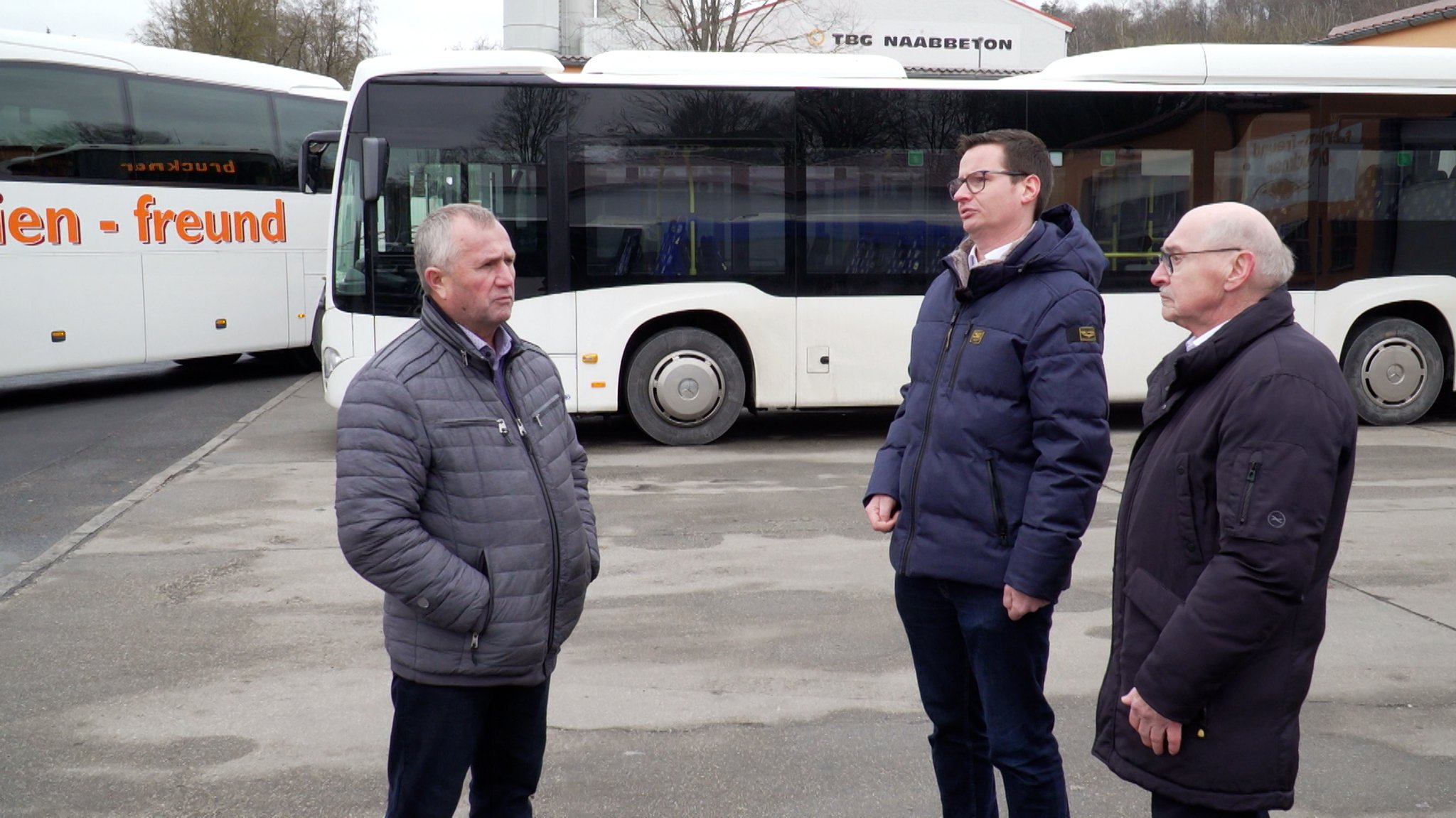 Busfahrer Richard Balzer (links) mit den Busunternehmern Jörg und Peter Bruckner