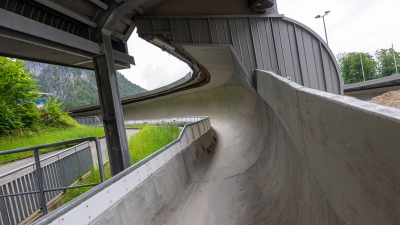 Die Bob- und Rodelbahn am Königssee, die im Juli 2021 völlig zerstört wurde, wird zur Zeit komplett renoviert und wieder aufgebaut. | Bild: picture alliance/dpa/Peter Kneffel Die Bob- und Rodelbahn am Königssee, die im Juli 2021 völlig zerstört wurde, wird zur Zeit komplett renoviert und wieder aufgebaut.