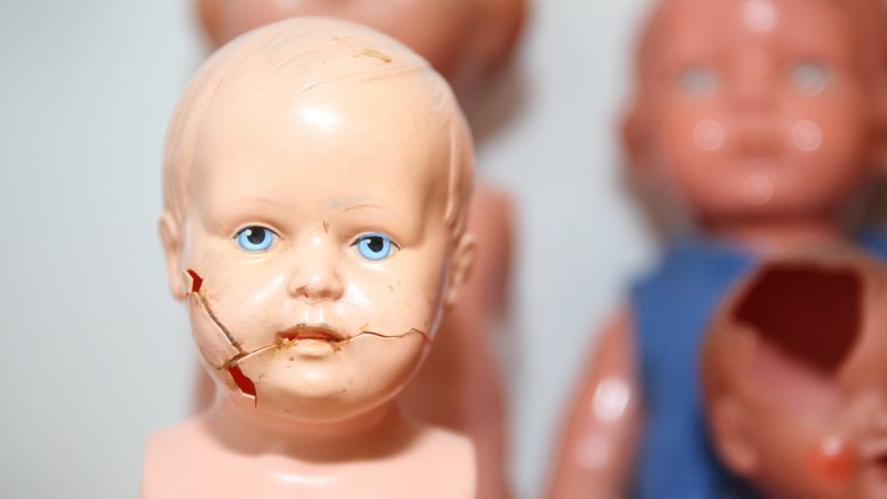 Eine kaputte Puppe. | Bild: picture alliance / dpa | Karl-Josef Hildenbrand Eine kaputte Puppe.