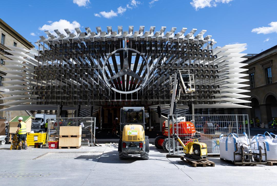 Arbeiter bauen an der Residenz in der Innenstadt einen Stand von Mercedes für die Internationale Automobil-Ausstellung (IAA Mobility) auf.
