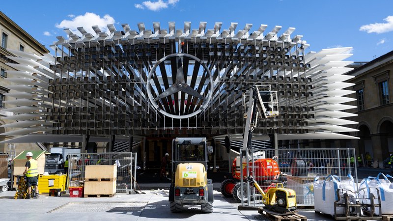 Arbeiter bauen an der Residenz in der Innenstadt einen Stand von Mercedes für die Internationale Automobil-Ausstellung (IAA Mobility) auf. | Bild: dpa-Bildfunk/Sven Hoppe Arbeiter bauen an der Residenz in der Innenstadt einen Stand von Mercedes für die Internationale Automobil-Ausstellung (IAA Mobility) auf.