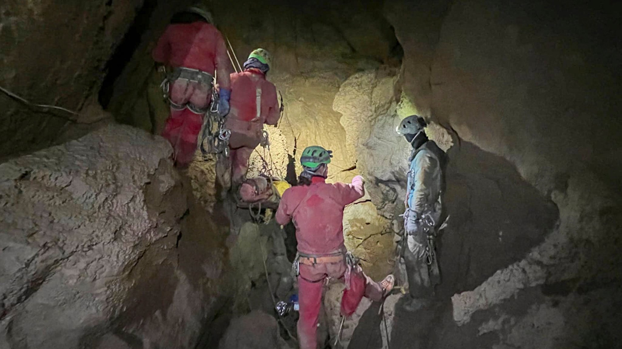  Das vom italienischen CNSAS veröffentlichte Foto zeigt Mitglieder des CNSAS, alpen- und höhlenkundliche Retter, die eine Trage mit dem kranken US-Forscher Mark Dickey bei der Rettungsaktion durch die Morca-Höhle transportieren.