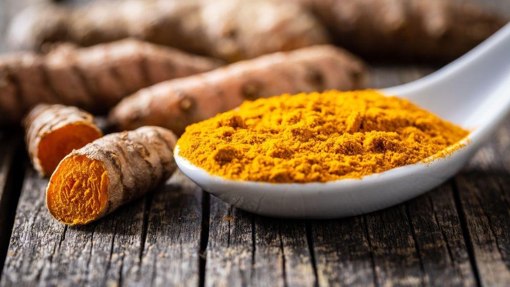 Zu sehen ist gemahlenes Kurkumapulver und die Wurzeln der Kurkumapflanze. Kurkuma könnt ihr nicht nur in Currys essen oder als goldene Milch trinken - es wird auch für medizinische Zwecke benutzt. Wie gesund ist der Kurkumainhaltsstoff Curcumin wirklich? 