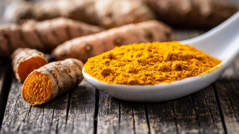 Zu sehen ist gemahlenes Kurkumapulver und die Wurzeln der Kurkumapflanze. Kurkuma könnt ihr nicht nur in Currys essen oder als goldene Milch trinken - es wird auch für medizinische Zwecke benutzt. Wie gesund ist der Kurkumainhaltsstoff Curcumin wirklich? | Bild: picture alliance / Zoonar | JIRI HERA Zu sehen ist gemahlenes Kurkumapulver und die Wurzeln der Kurkumapflanze. Kurkuma könnt ihr nicht nur in Currys essen oder als goldene Milch trinken - es wird auch für medizinische Zwecke benutzt. Wie gesund ist der Kurkumainhaltsstoff Curcumin wirklich?