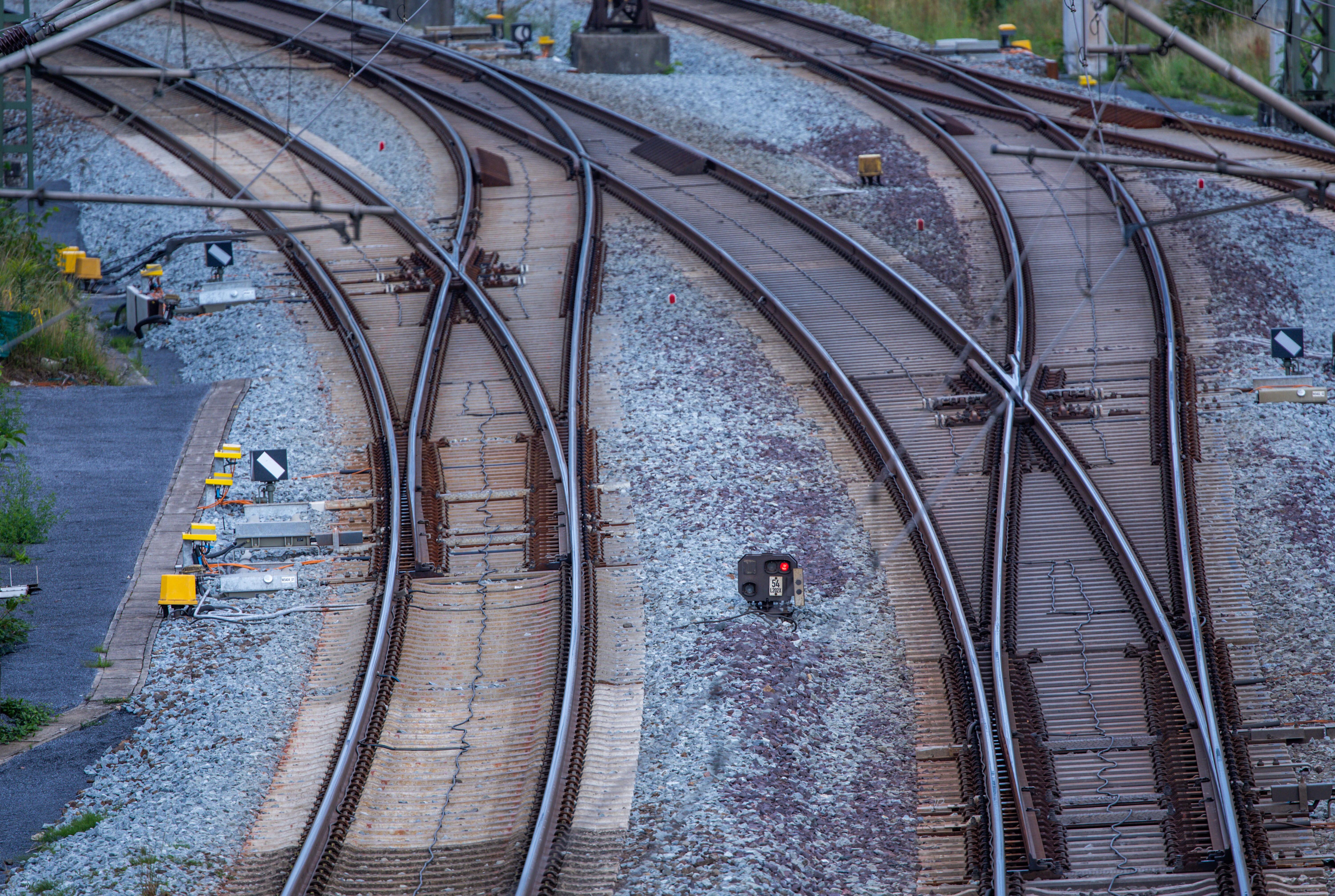 Symbolbild: Sicht auf leere Gleise.