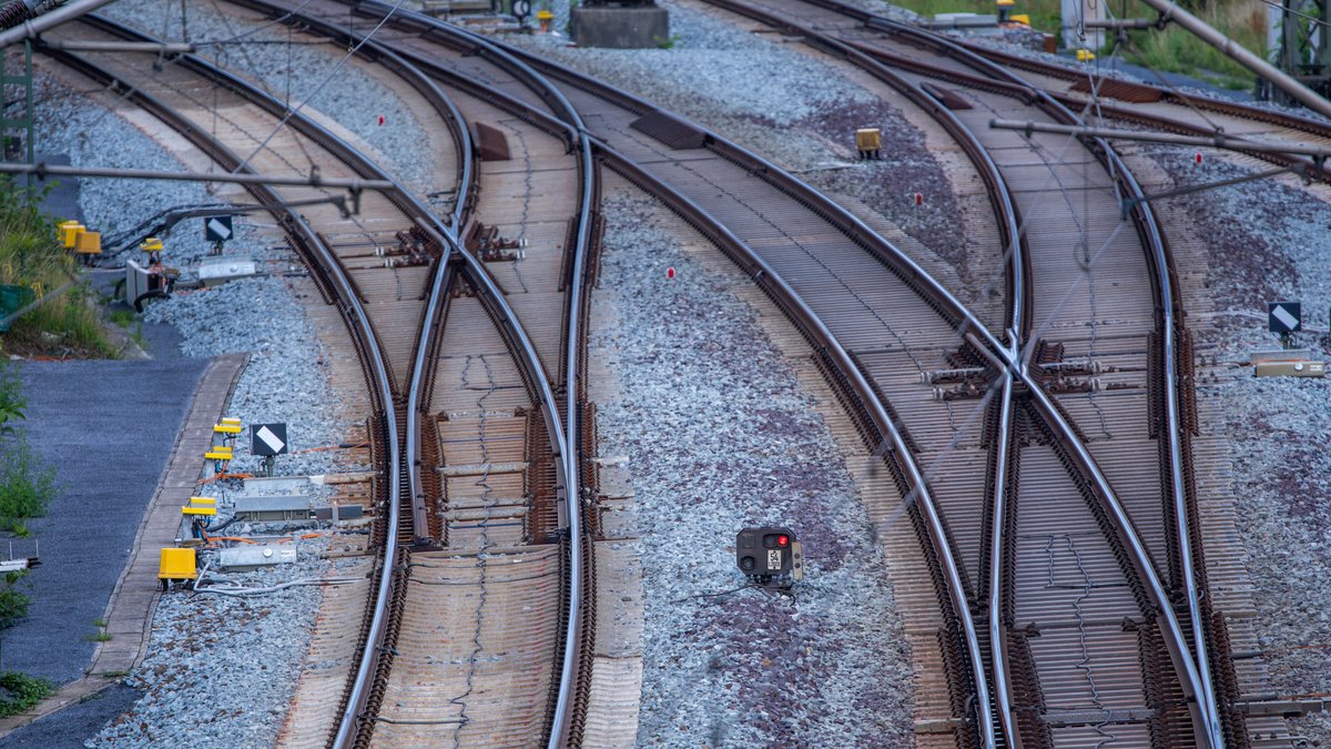 Symbolbild: Sicht auf leere Gleise.