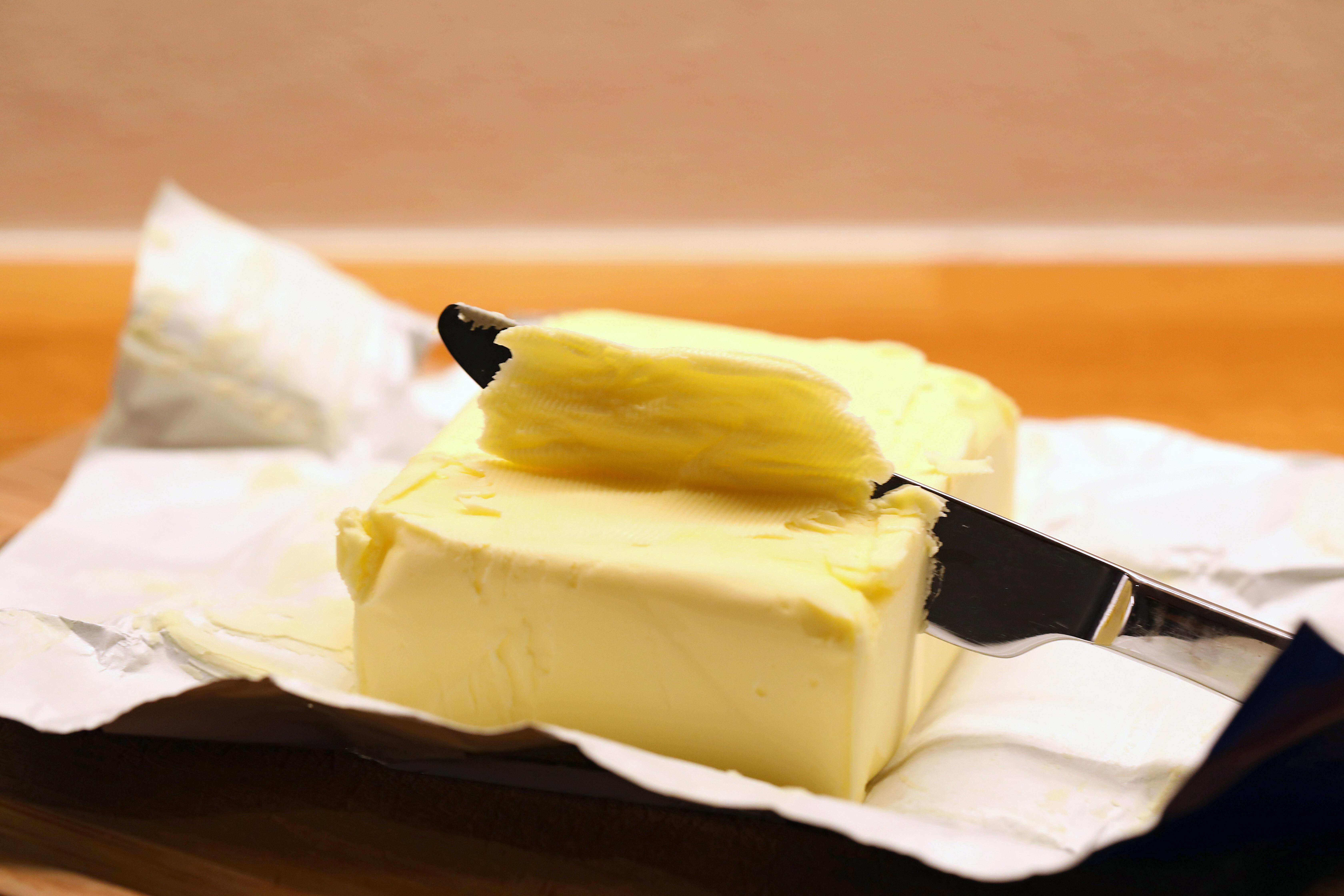 Messer schneidet Butter