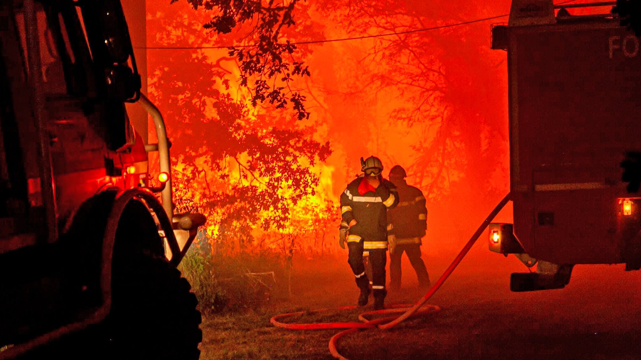 Feuerwehr löscht einen Brand.