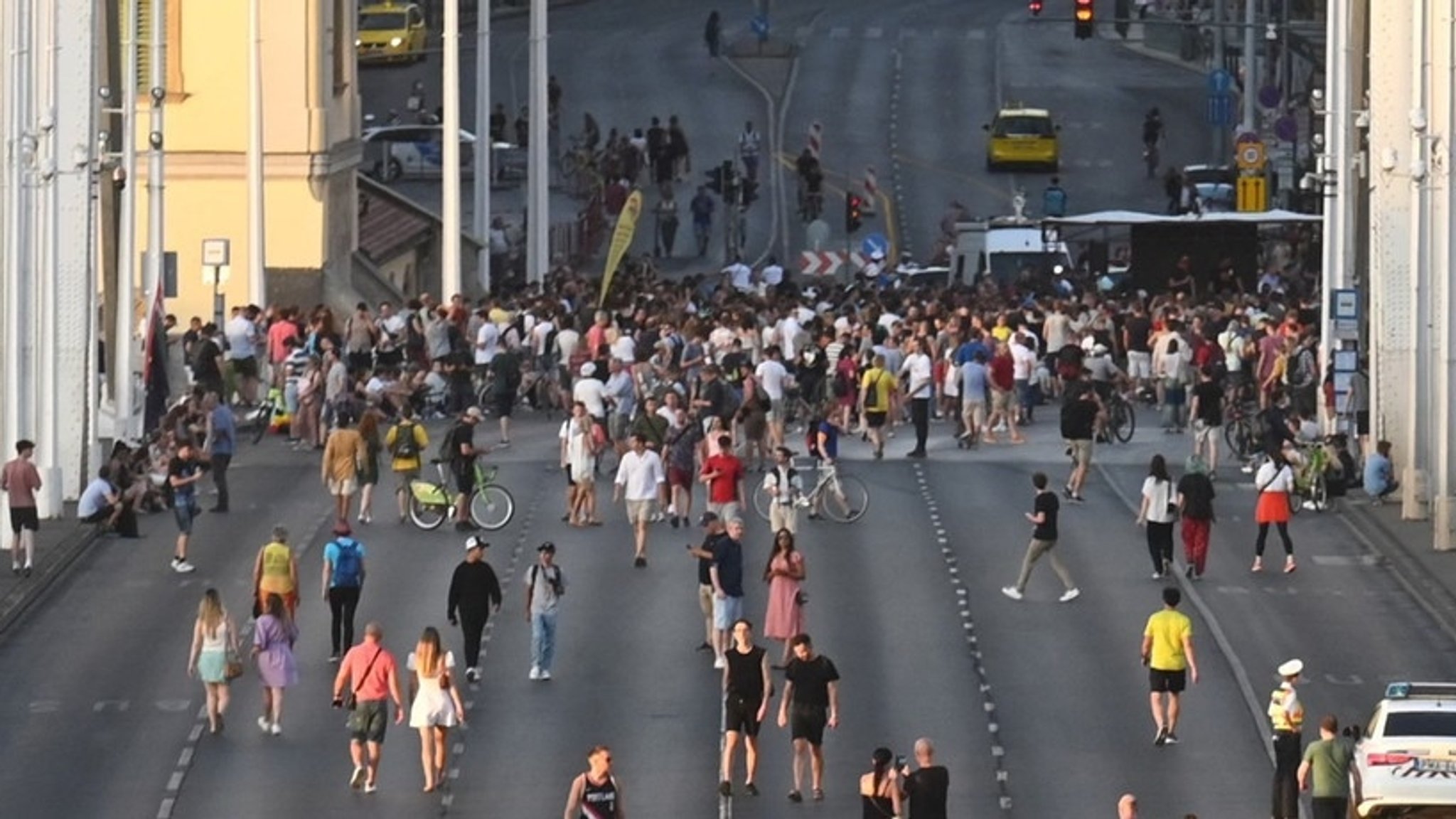 In Budapest demonstrieren Menschen gegen die Steuererhöhung für Freiberufler.