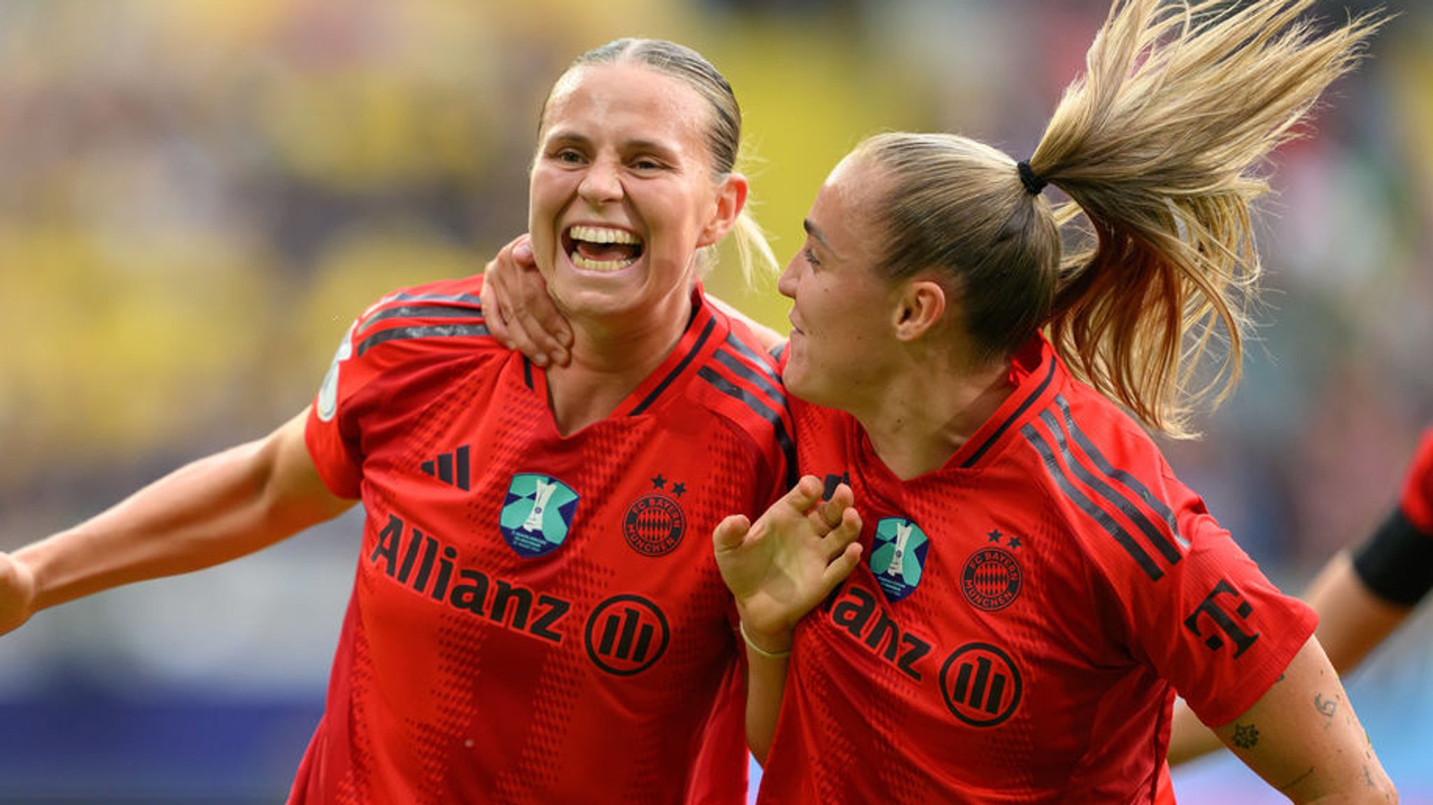 dpatopbilder - 25.08.2024, Sachsen, Dresden: Fußball, Frauen, DFB-Supercup, FC Bayern München - VfL Wolfsburg, Rudolf-Harbig-Stadion. Münchens Klara Bühl (l) jubelt nach ihrem Tor zum 1:0 mit Georgia Stanway. Foto: Robert Michael/dpa +++ dpa-Bildfunk +++