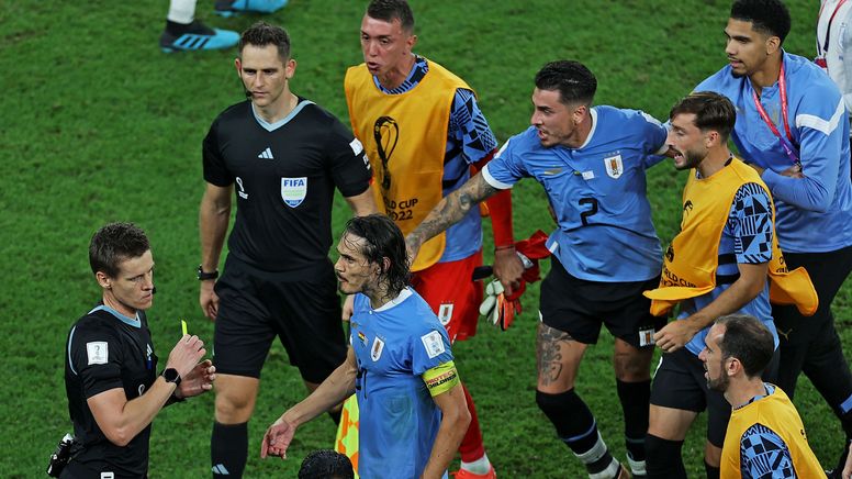 Jagdszenen in Katar: Schiedsrichter Daniel Siebert (l.) sah sich Attacken der Uruguayer ausgesetzt | Bild:picture-alliance/dpa