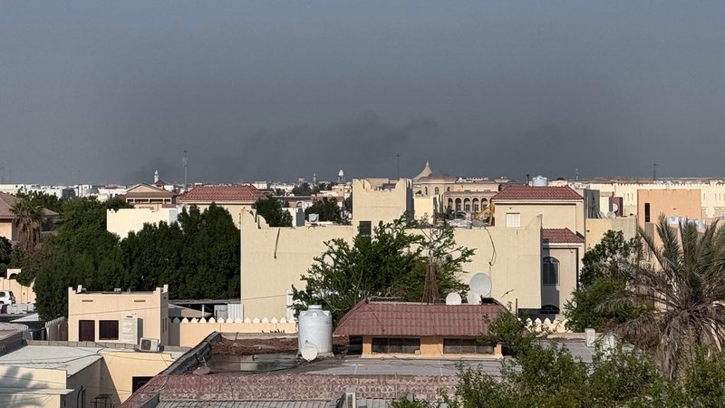 Rauch steigt am 9.9.25 über Doha auf – wohl infolge israelischer Angriffe. | Bild: picture alliance / Anadolu | Ali Altunkaya Rauch steigt am 9.9.25 über Doha auf – wohl infolge israelischer Angriffe.