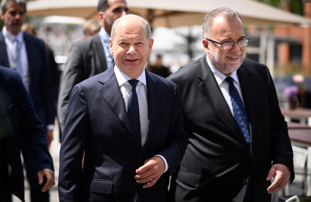 24.06.2024, Berlin: Bundeskanzler Olaf Scholz (SPD) kommt zusammen mit Siegfried Russwurm, Präsident des Bundesverbandes der Deutschen Industrie (BDI), zum Tag der deutschen Industrie 2024 des Bundesverbandes der Deutschen Industrie (BDI). Die zweitägige Zukunftskonferenz des BDI mit Vertretern aus Wirtschaft, Politik, Wissenschaft und Gesellschaft steht in diesem Jahr unter dem Motto ·Zusammenhalt in polarisierten Welten·. Foto: Bernd von Jutrczenka/dpa +++ dpa-Bildfunk +++