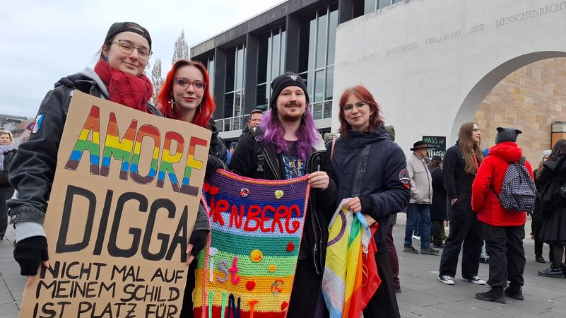 Demonstrierende beim queeren Aktionstag zur Bundestagswahl "Wähl Liebe" in Nürnberg. | Bild: BR24/Florian Deglmann Demonstrierende beim queeren Aktionstag zur Bundestagswahl "Wähl Liebe" in Nürnberg.