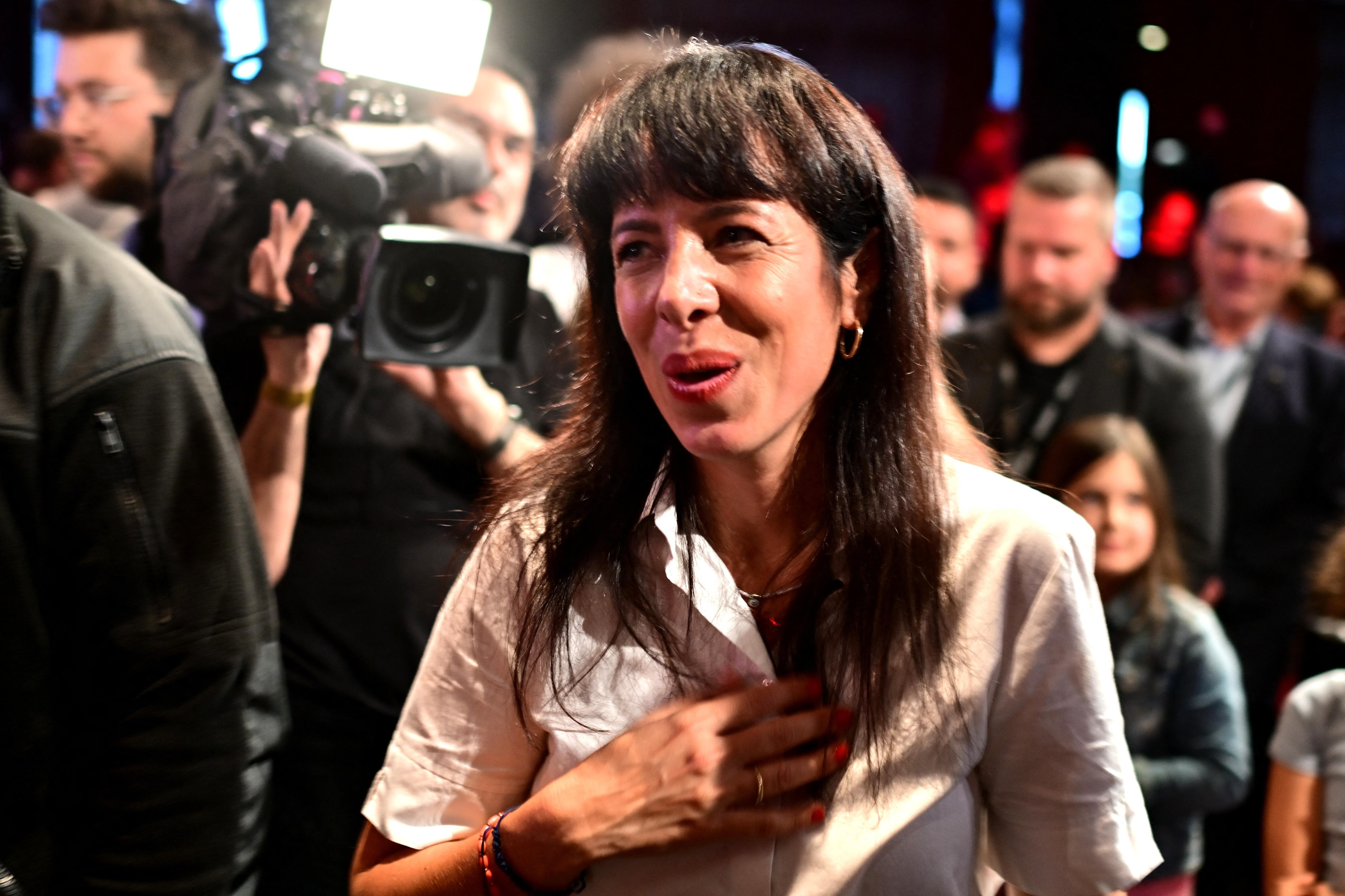 Elif Eralp (Die Linke), Spitzenkandidatin und stellvertretende Vorsitzende der Linksfraktion, freut sich bei einer Wahlparty. | Bild:pa/dpa/Sebastian Gollnow