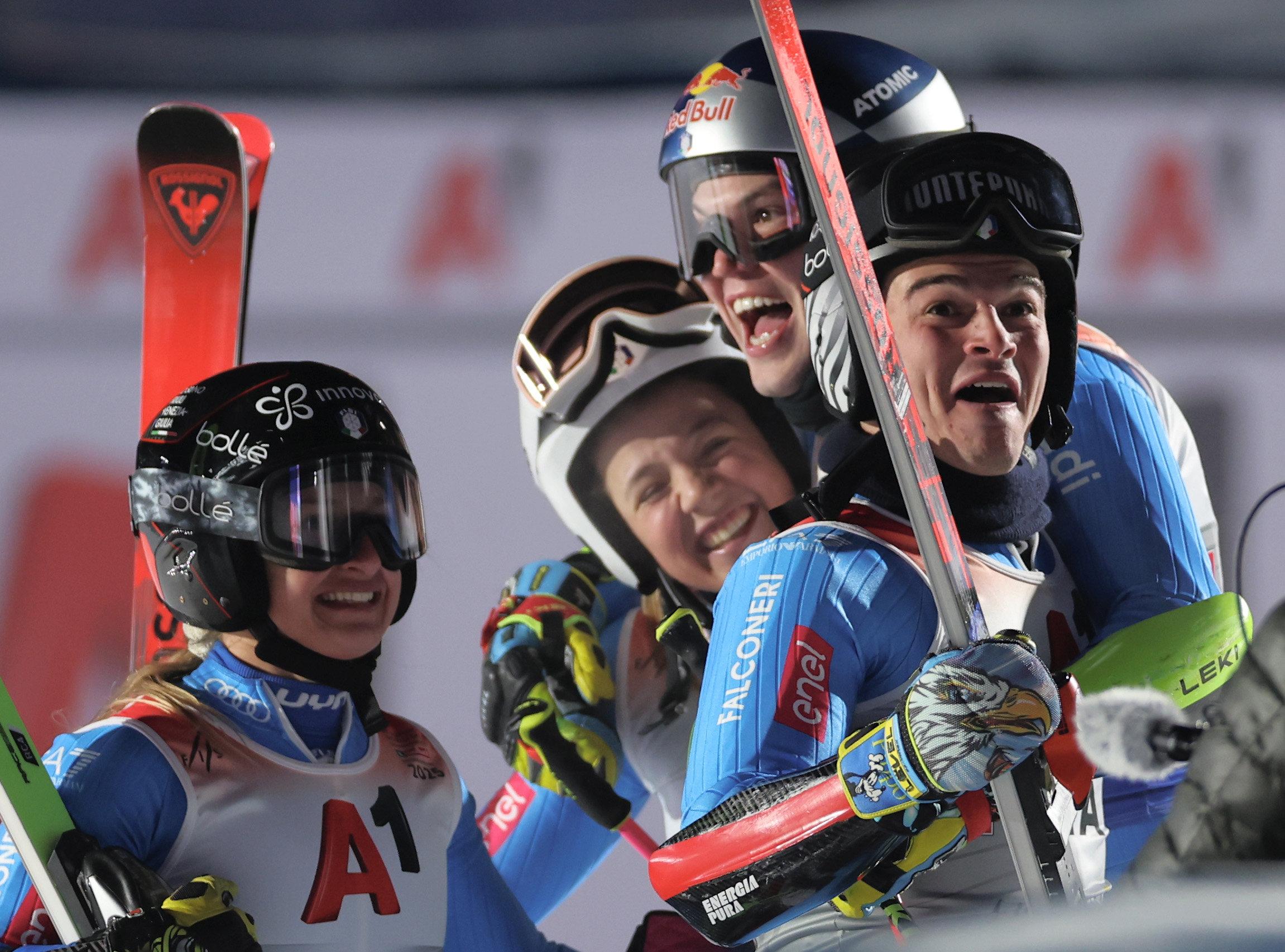 04.02.2025, Österreich, Saalbach-Hinterglemm: Ski alpin; Weltmeisterschaft; Parallel; Mixed: Das Team aus Italien jubelt im Ziel. Von links: Lara Della Mea, Giorgia Collomb, Alex Vinatzer und Filippo Della Vite. 