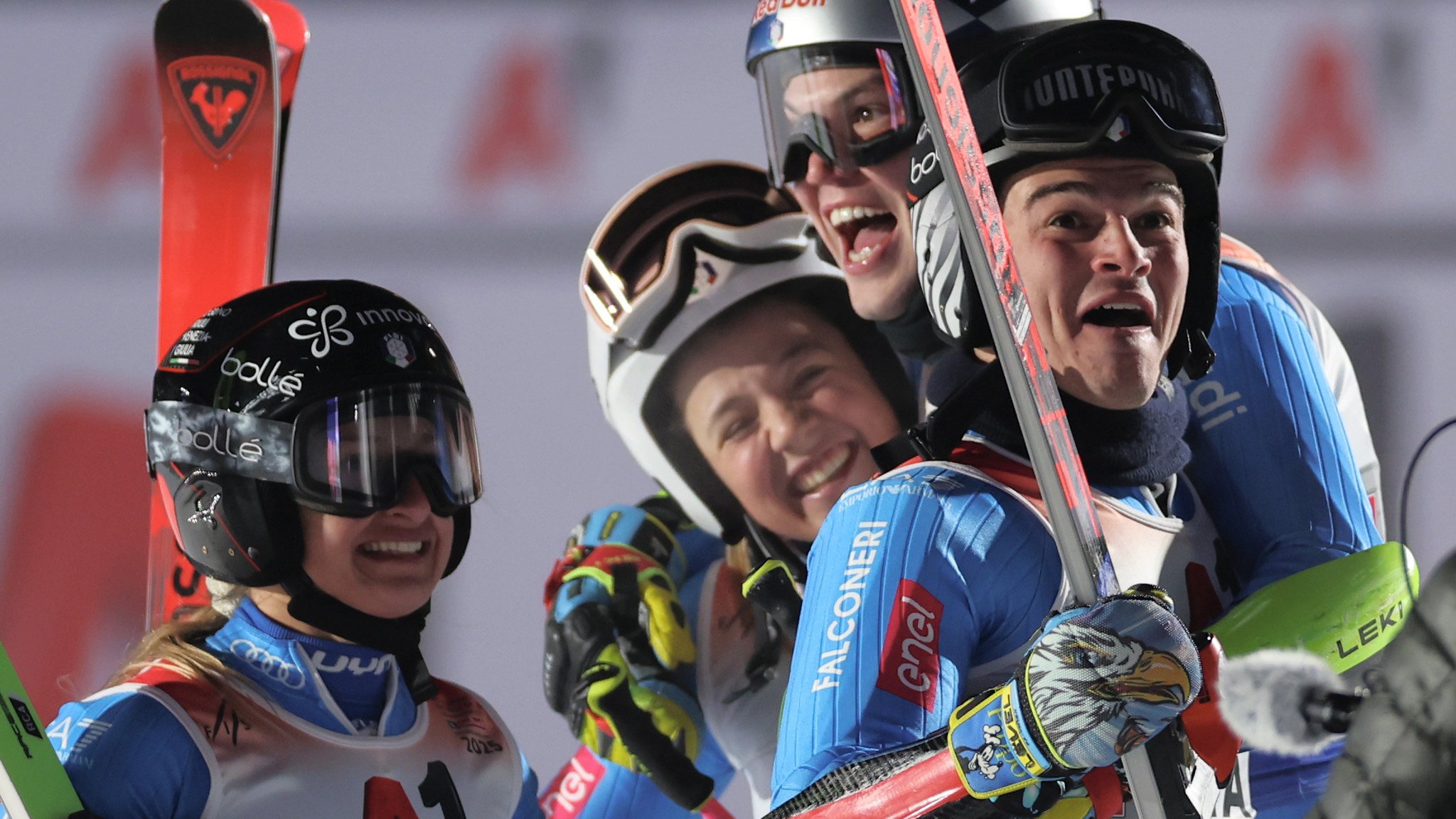 04.02.2025, Österreich, Saalbach-Hinterglemm: Ski alpin; Weltmeisterschaft; Parallel; Mixed: Das Team aus Italien jubelt im Ziel. Von links: Lara Della Mea, Giorgia Collomb, Alex Vinatzer und Filippo Della Vite. 