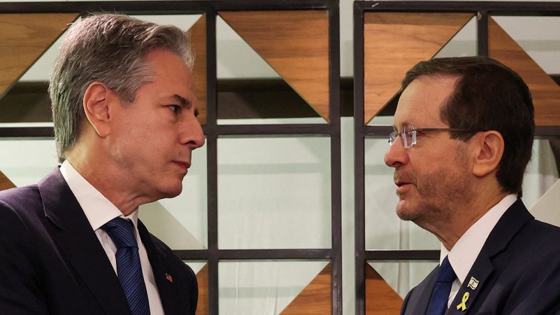 Antony Blinken (l.) mit Präsident Herzog | Bild: REUTERS/Kevin Mohatt Antony Blinken (l.) mit Präsident Herzog