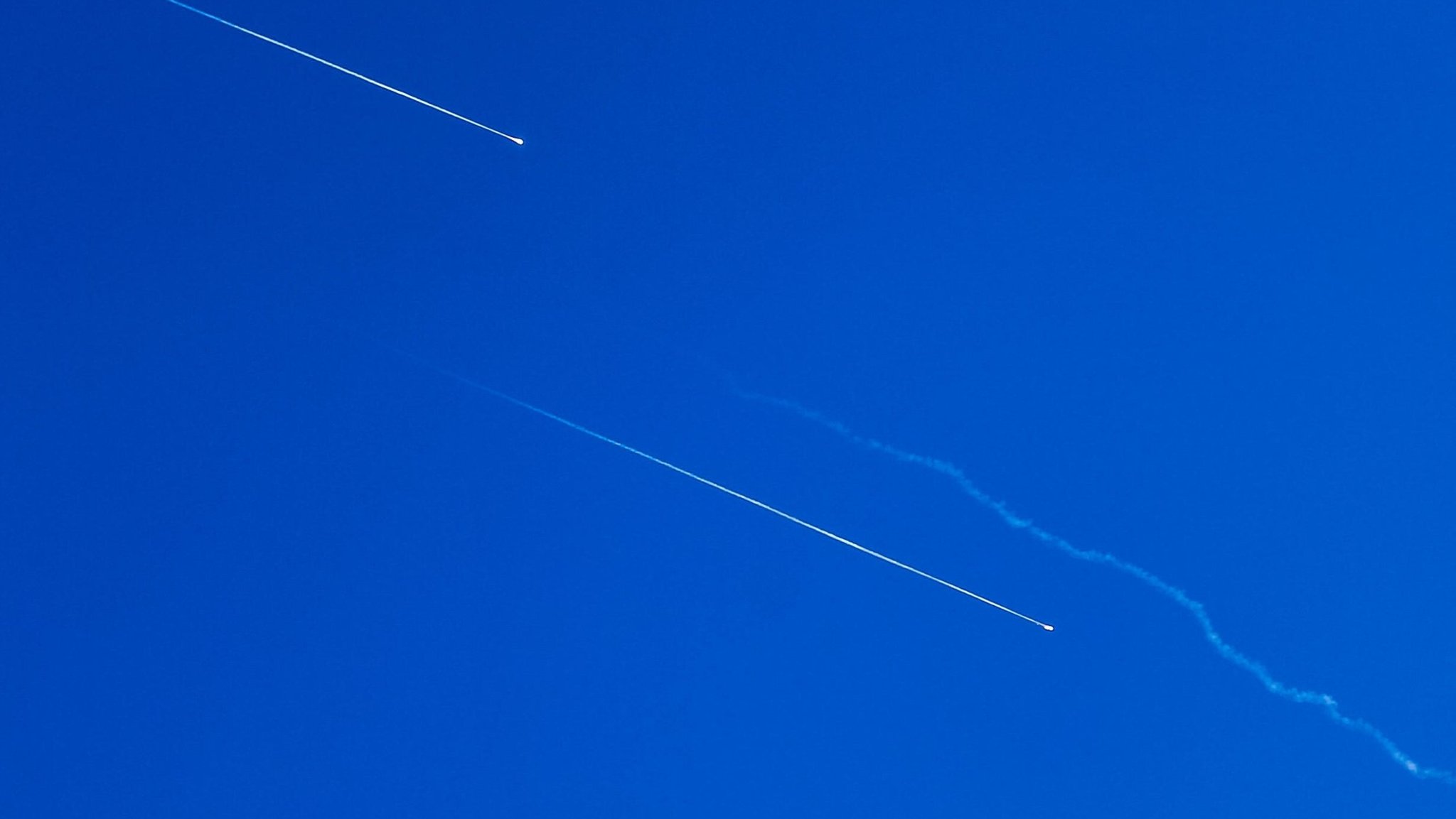 Iranische Raketen über Israel | Bild: picture alliance / Middle East Images | Mosab Shawer Iranische Raketen über Israel