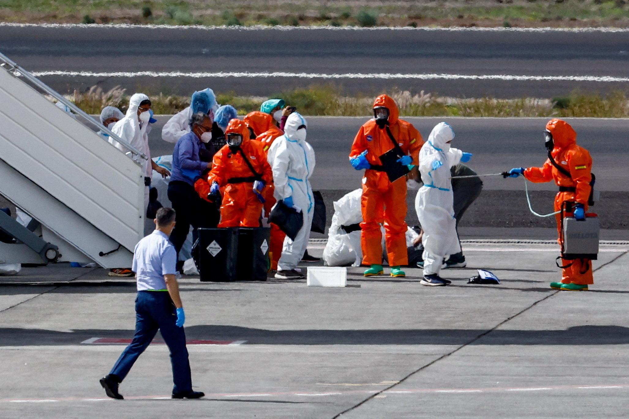 Passagiere der Hondius werden am Airport Teneriffa desinfiziert