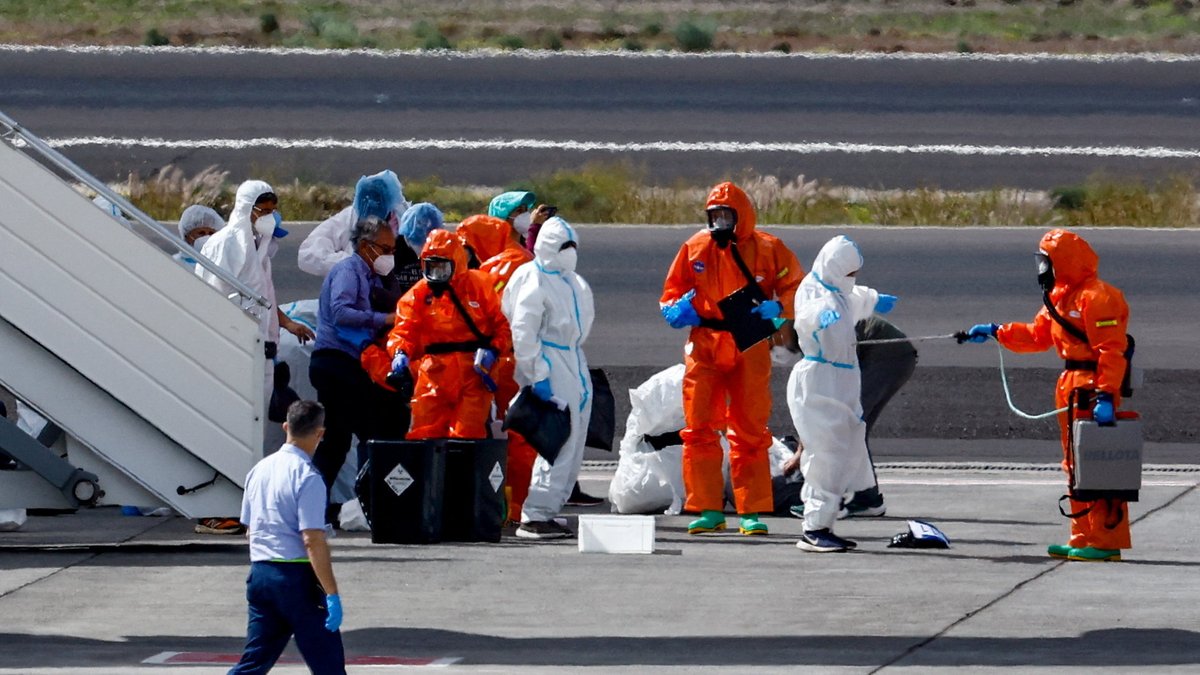 Passagiere der Hondius werden am Airport Teneriffa desinfiziert