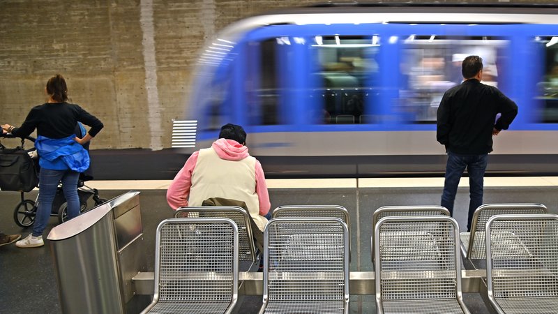 Münchner U-Bahn fährt ein. (Symbolbild) | Bild: pa/dpa/ Frank Hoermann/SVEN SIMON Münchner U-Bahn fährt ein. (Symbolbild)