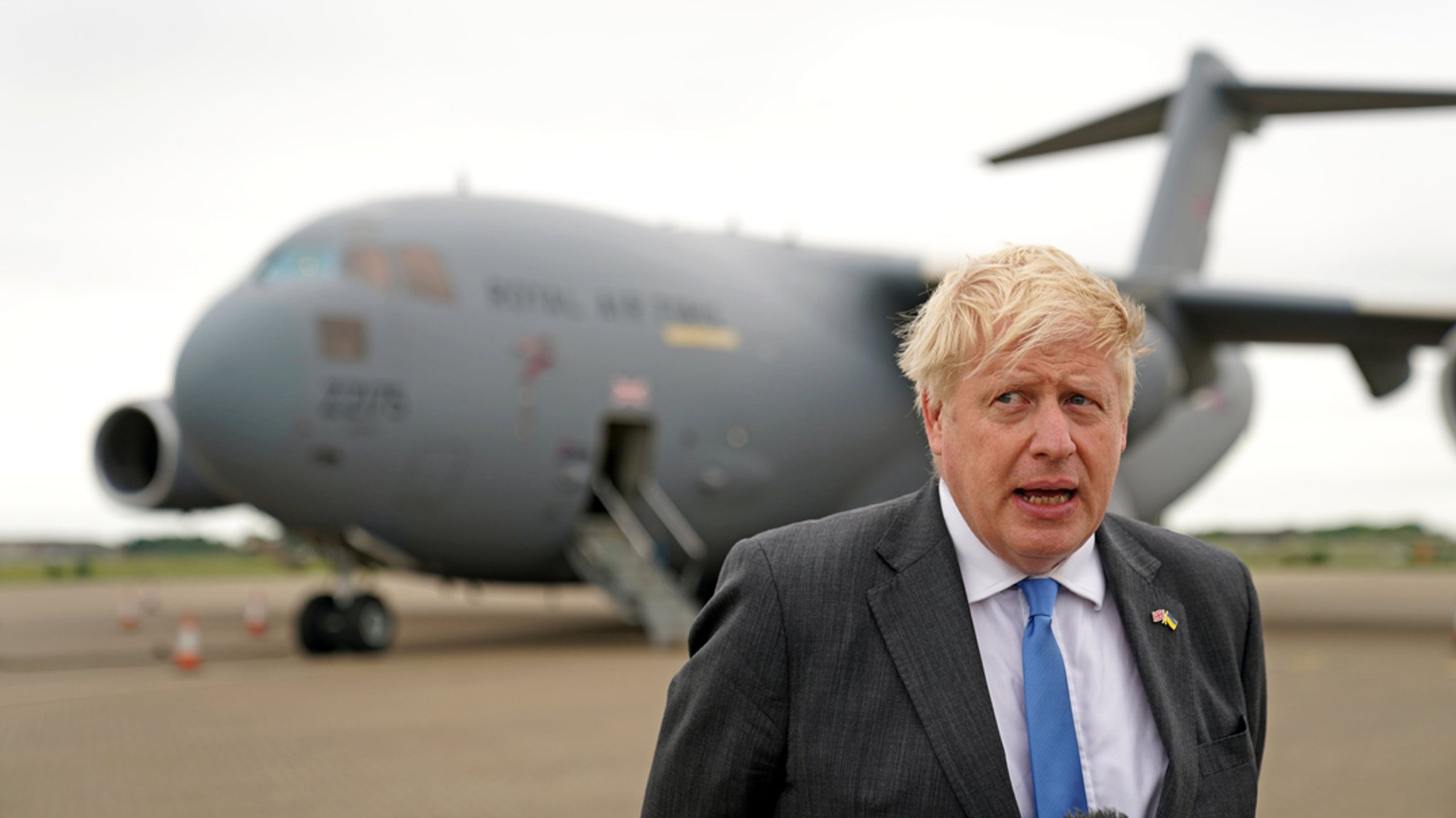 Boris Johnson, Premierminister von Großbritannien, steht vor einem Flugzeug.