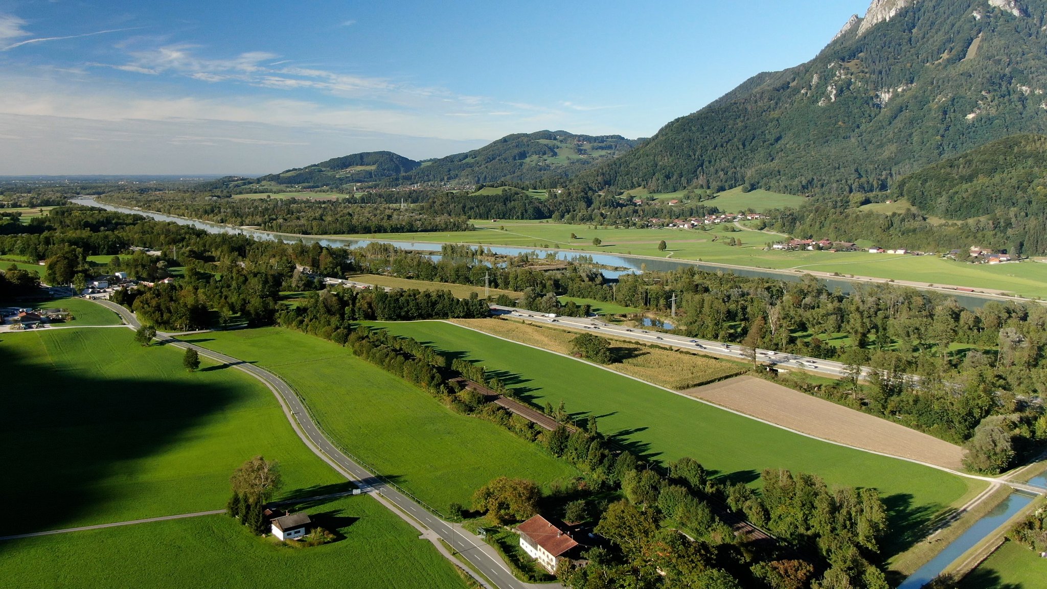 Enges Inntal, Wiesen neben Inn und Autobahn und Bahnlinie