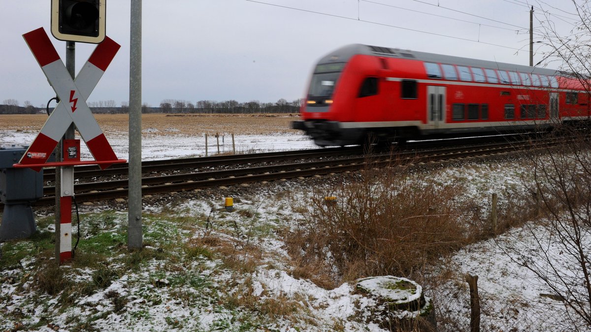 Zug erfasst Auto: Erneut Unfall an einem Bahnübergang