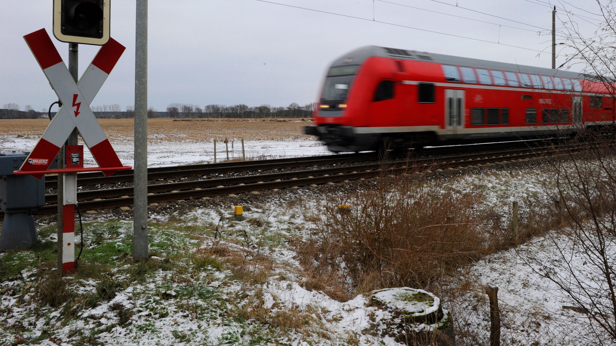 Zug erfasst Auto: Erneut Unfall an einem Bahnübergang