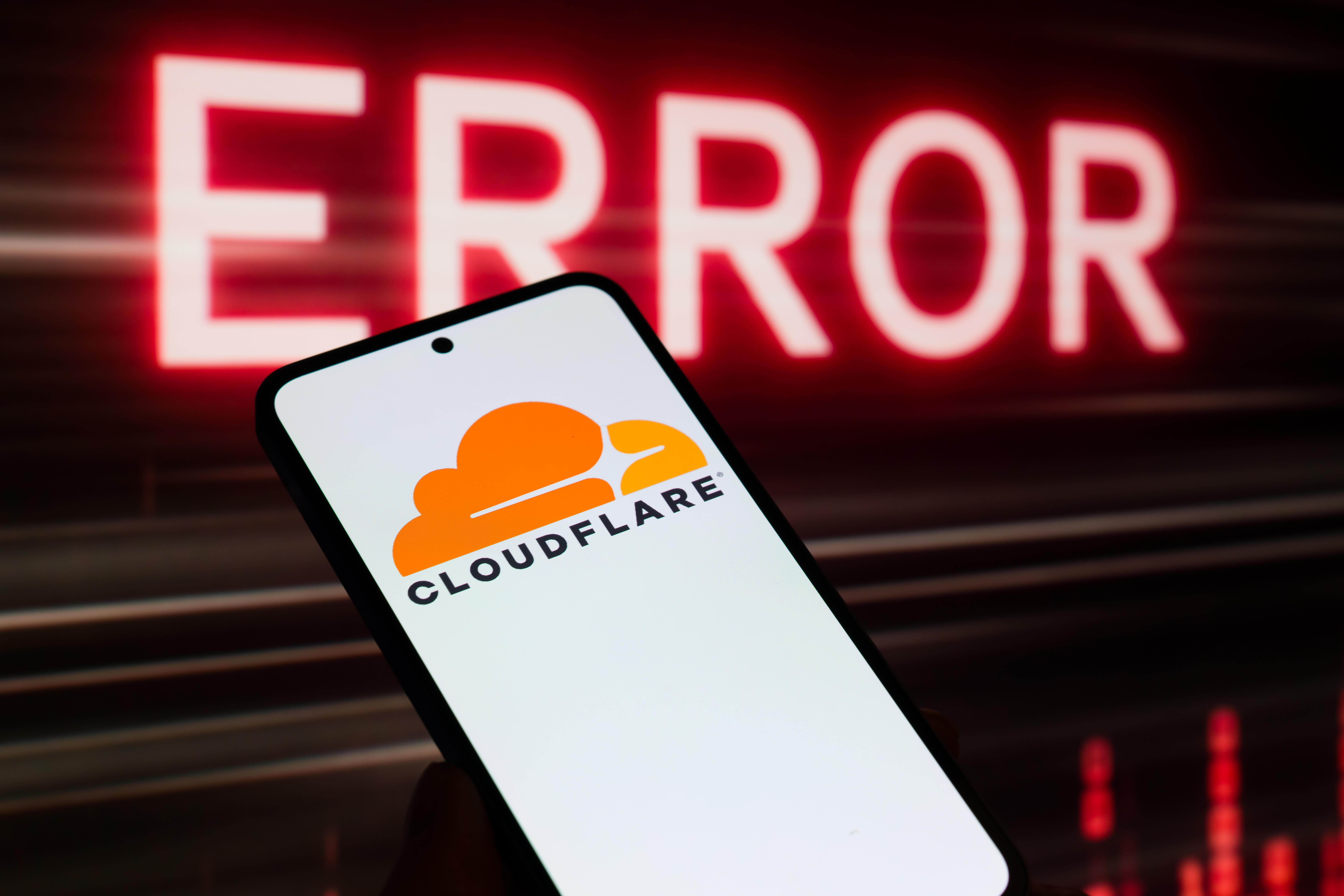 Cloudflare-Logo vor einem Error-Schriftzug