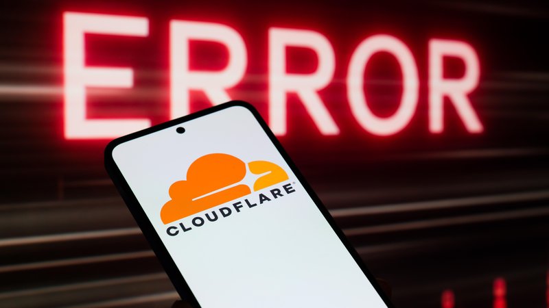 Cloudflare-Logo vor einem Error-Schriftzug | Bild: picture alliance / Sipa USA | Jonathan Raa Cloudflare-Logo vor einem Error-Schriftzug