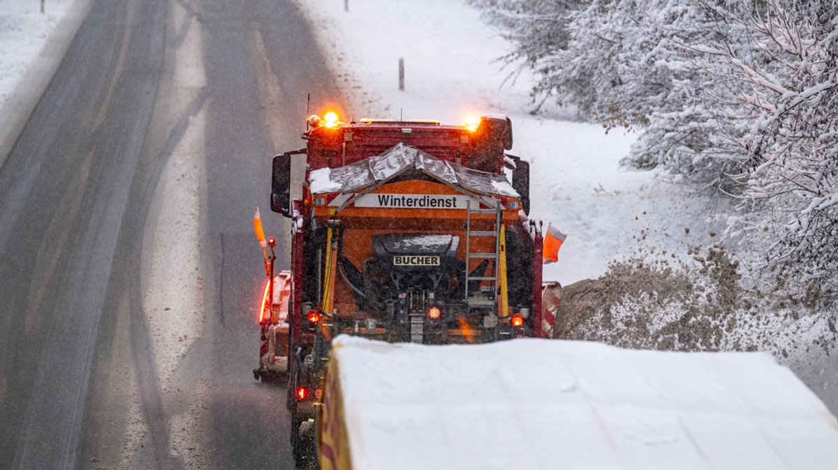 Ein Räumfahrzeug beseitigt Schnee auf einer Bundesstraße. | Bild: dpa-Bildfunk/Armin Weigel Ein Räumfahrzeug beseitigt Schnee auf einer Bundesstraße.