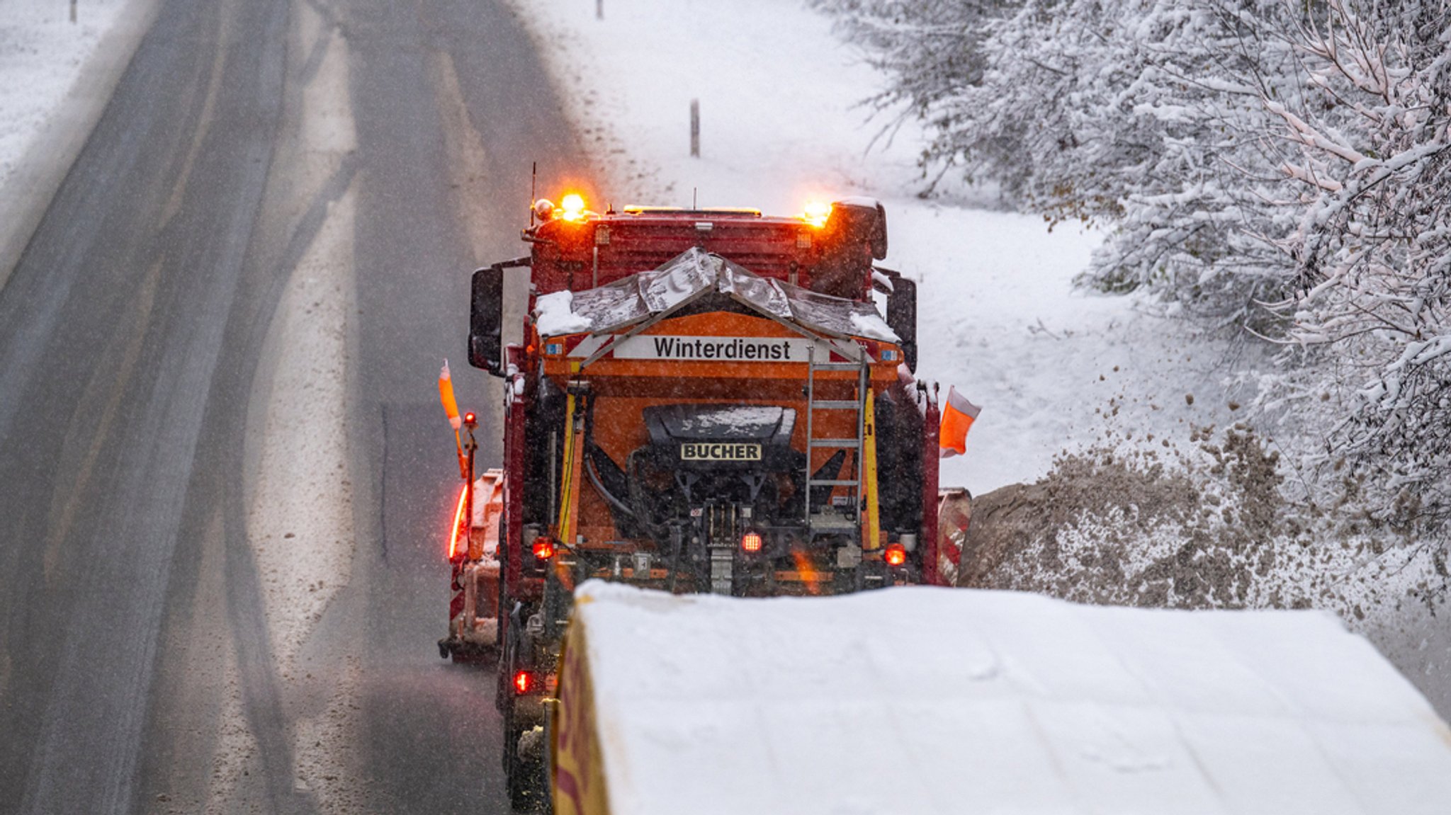 Ein Räumfahrzeug beseitigt Schnee auf einer Bundesstraße.